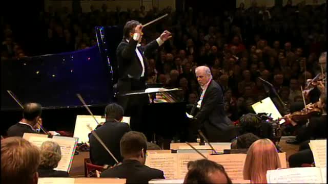 BRAHMS, J.: Piano Concerto No. 1 in D Minor, Op. 15 / RACHMANINOV, S.: Symphonic Dances (Kerstmatinee 2004) (Barenboim, Jansons)